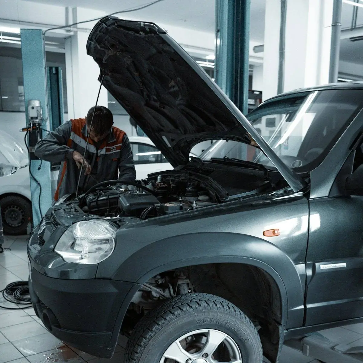 Inspection d'une voiture d'occasion capot ouvert avant achat